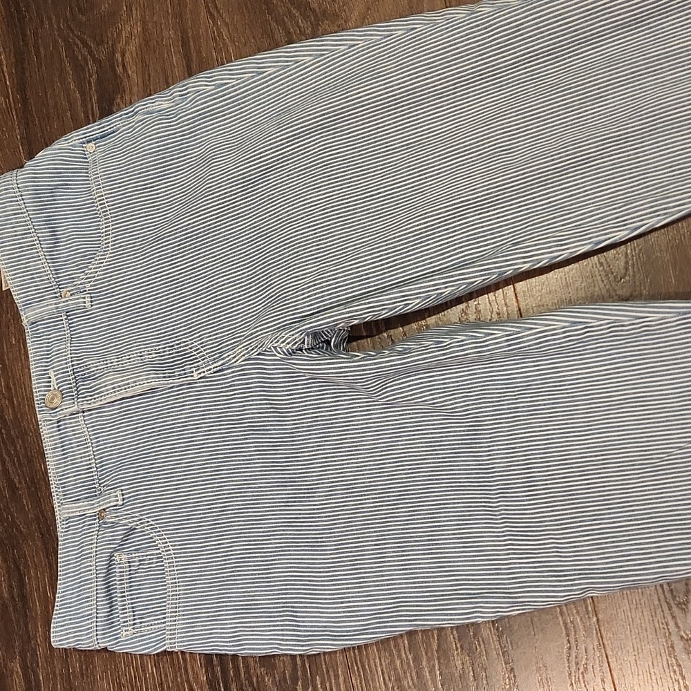 ❤ CHICO'S EMBROIDERED HEM GIRLFRIEND SLIM LEG CROP JEANS - BLUE, WHITE STRIPE 8P - Picture 4 of 11